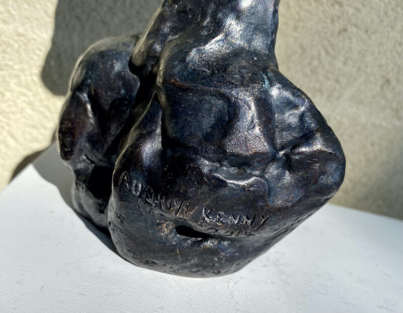 sculpture contemporaine en bronze de kenny adewuyi