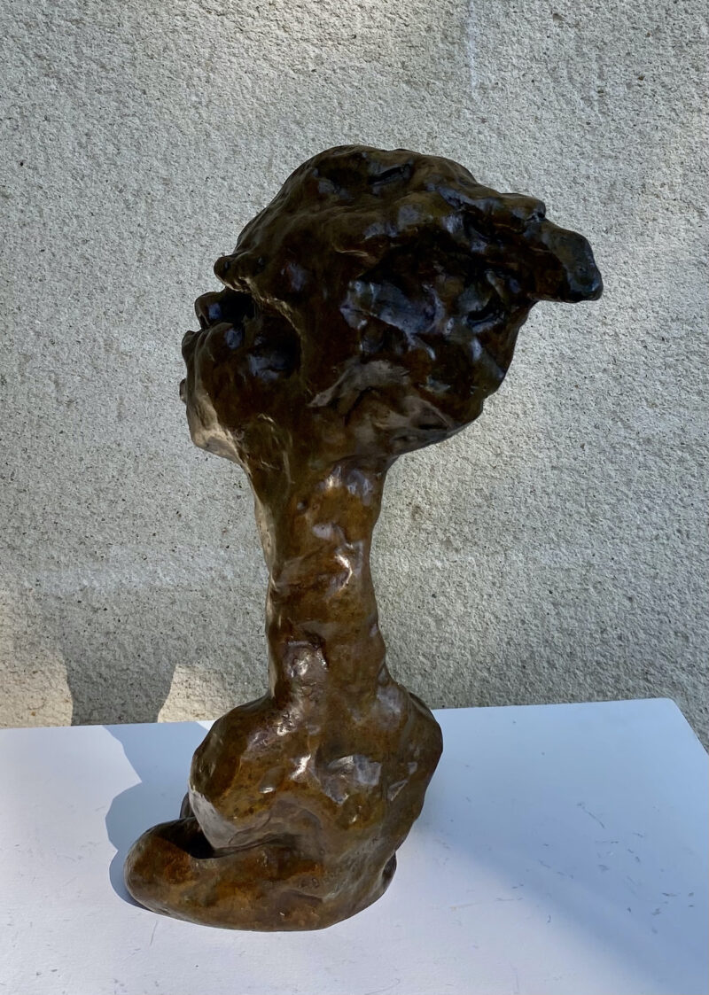 sculpture contemporaine en bronze de kenny adewuyi