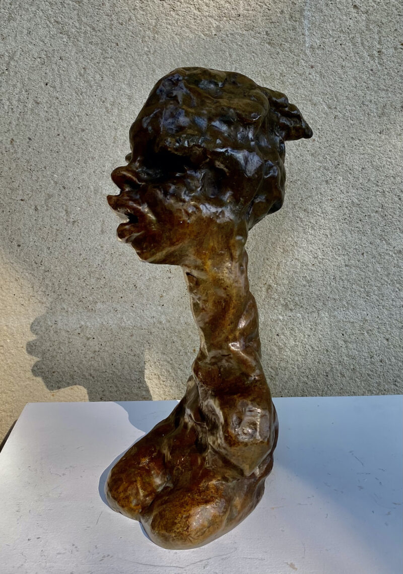 sculpture contemporaine en bronze de kenny adewuyi