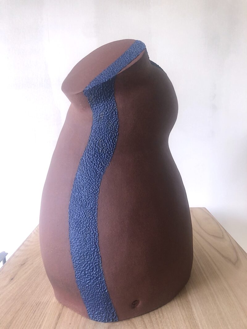 cocon a la ligne bleue, sculpture ceramique contemporaine abstraite en gres marron et bleu de christiane filliatreau