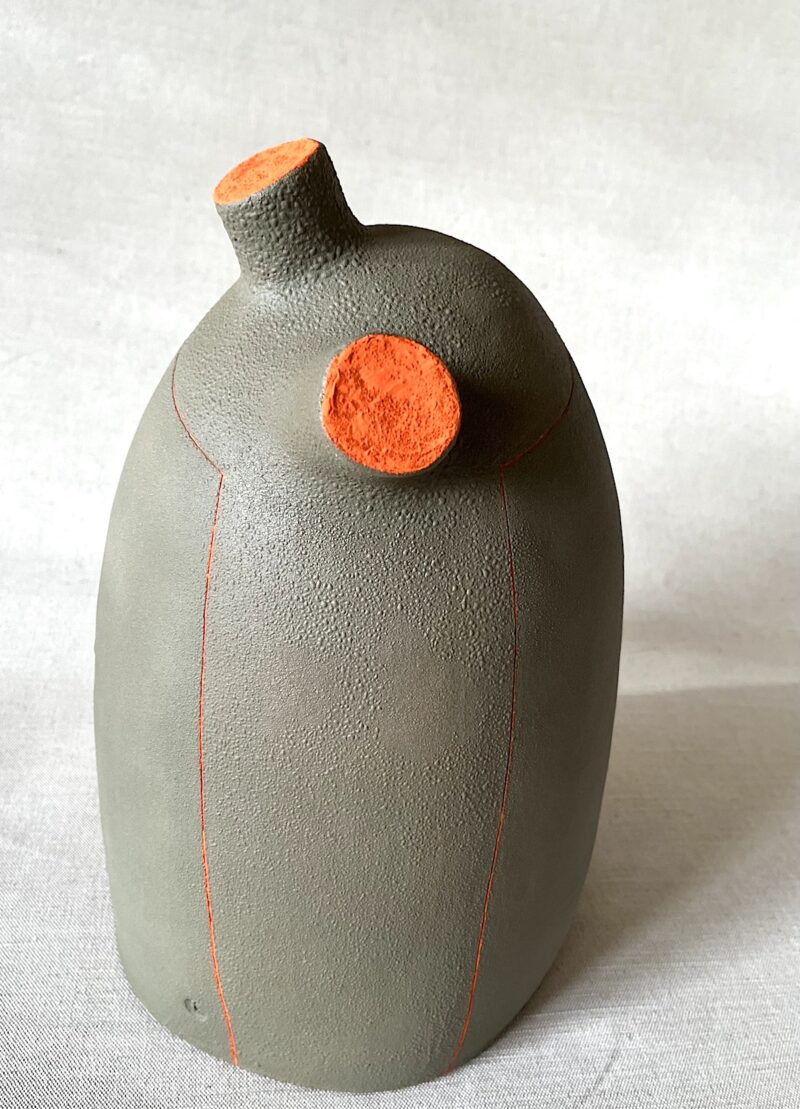 semaphore, ceramique contemporaine en grès grise et orange de christiane filliatreau