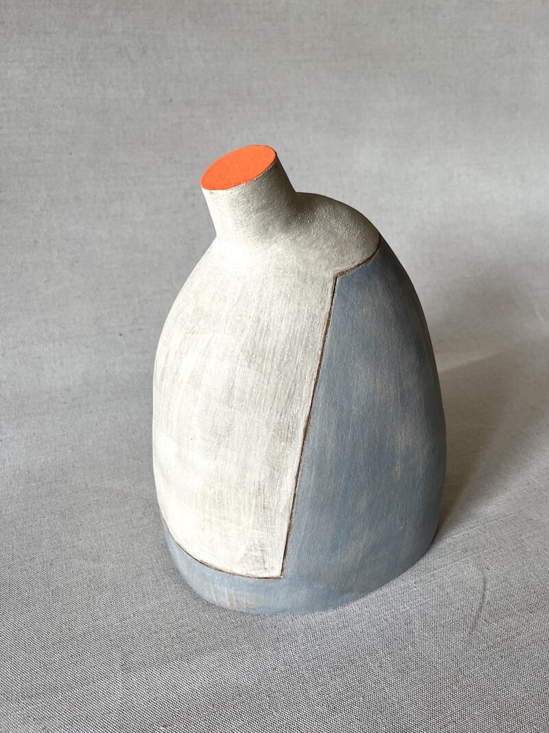semaphore 2, ceramique contemporaine en grès grise et orange de christiane filliatreau