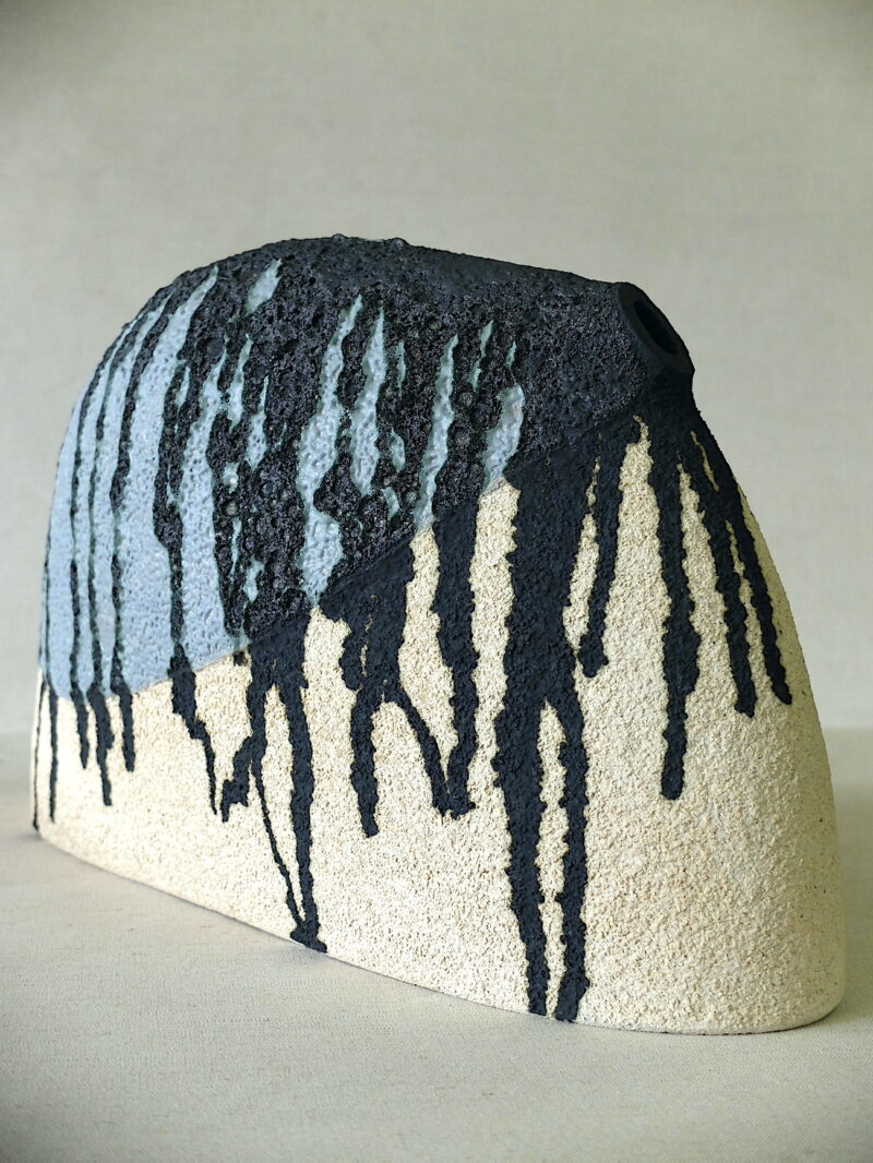 la falaise, ceramique contemporaine blanche , bleu et noire en grès de christiane filliatreau